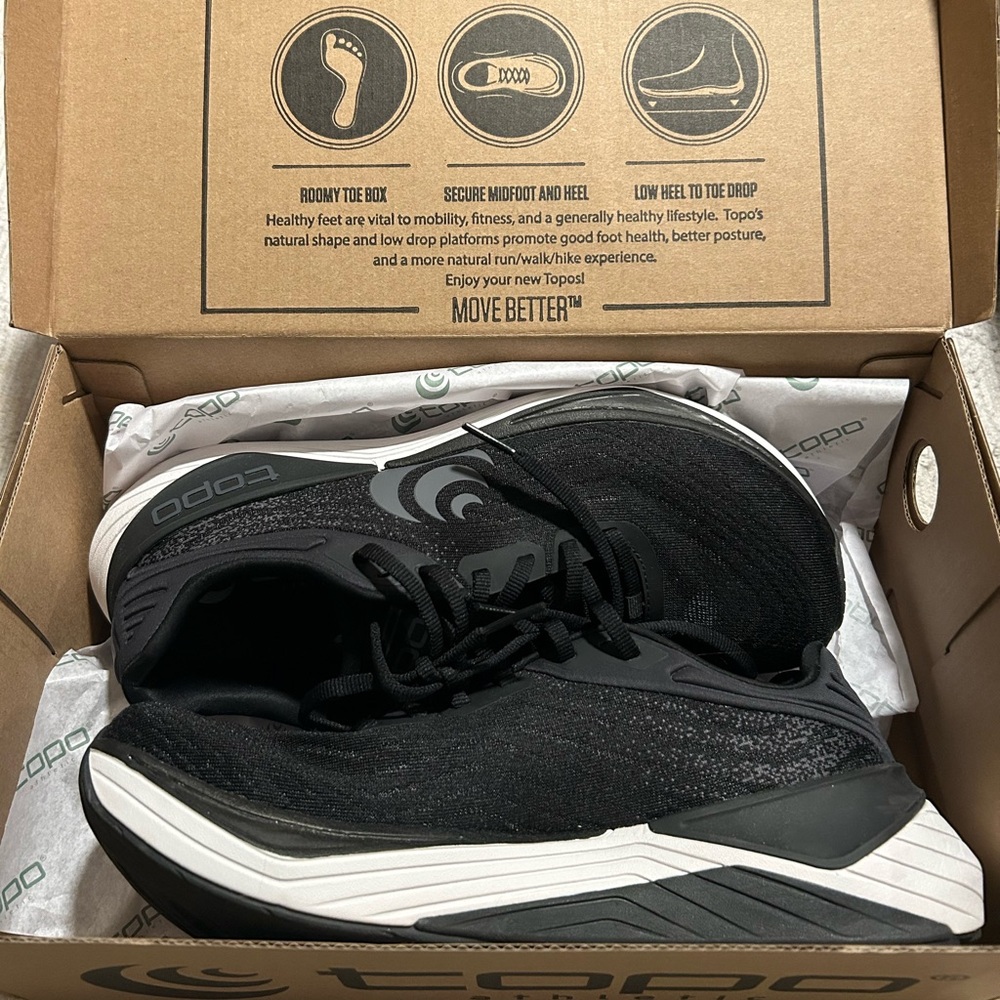 Topo Athletic Ultrafly 5 - Women’s 8.5 (Black/White) - LIKE NEW